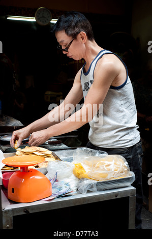 Verkaeufers Chinesisch Straße Essen bei der Arbeit auf den Straßen von Macau, China Stockfoto