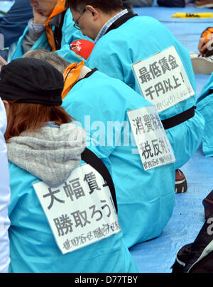 Tokio, Japan. 1. Mai 2013. Tragen handgemachte Zeichen tragen solche Worte wie "Stop" und "Nein", beteiligen Gewerkschafter sich eine Maikundgebung, gesponsert von der National Confederation of Trade Unions in einem Park in Tokio am Mittwoch, 1. Mai 2013. Einige 32.000 Menschen nahmen an der Rallye ihre Bedenken für Steuererhöhung und Verfassungsrevision unter anderem.  (Foto von Natsuki Sakai/AFLO/Alamy Live-Nachrichten) Stockfoto