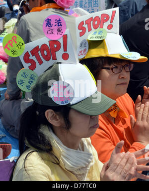 Tokio, Japan. 1. Mai 2013. Tragen handgemachte Zeichen tragen solche Worte wie "Stop" und "Nein", beteiligen Gewerkschafter sich eine Maikundgebung, gesponsert von der National Confederation of Trade Unions in einem Park in Tokio am Mittwoch, 1. Mai 2013. Einige 32.000 Menschen nahmen an der Rallye ihre Bedenken für Steuererhöhung und Verfassungsrevision unter anderem.  (Foto von Natsuki Sakai/AFLO/Alamy Live-Nachrichten) Stockfoto