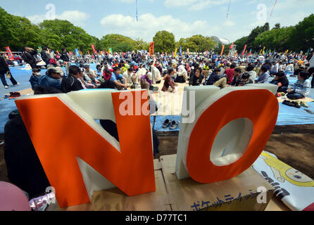 Tokio, Japan. 1. Mai 2013. Tragen handgemachte Zeichen tragen solche Worte wie "Stop" und "Nein", beteiligen Gewerkschafter sich eine Maikundgebung, gesponsert von der National Confederation of Trade Unions in einem Park in Tokio am Mittwoch, 1. Mai 2013. Einige 32.000 Menschen nahmen an der Rallye ihre Bedenken für Steuererhöhung und Verfassungsrevision unter anderem.  (Foto von Natsuki Sakai/AFLO/Alamy Live-Nachrichten) Stockfoto