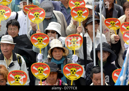 Tokio, Japan. 1. Mai 2013. Tragenden union Banner und handgemachte Schilder tragen solche Worte wie "Stop" und "Nein", nehmen Teilnehmer in einer Maikundgebung in den Straßen von Tokio in einer friedlichen Demonstration auf Mittwoch, 1. Mai 2013. Einige 32.000 Menschen nahmen an der Rallye ihre Bedenken für Steuererhöhung und Verfassungsrevision unter anderem.  (Foto von Natsuki Sakai/AFLO/Alamy Live-Nachrichten) Stockfoto