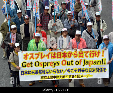 Tokio, Japan. 1. Mai 2013. Tragenden union Banner und handgemachte Schilder tragen solche Worte wie "Stop" und "Nein", nehmen Teilnehmer in einer Maikundgebung in den Straßen von Tokio in einer friedlichen Demonstration auf Mittwoch, 1. Mai 2013. Einige 32.000 Menschen nahmen an der Rallye ihre Bedenken für Steuererhöhung und Verfassungsrevision unter anderem.  (Foto von Natsuki Sakai/AFLO/Alamy Live-Nachrichten) Stockfoto