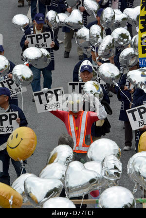 Tokio, Japan. 1. Mai 2013. Tragenden union Banner und handgemachte Schilder tragen solche Worte wie "Stop" und "Nein", nehmen Teilnehmer in einer Maikundgebung in den Straßen von Tokio in einer friedlichen Demonstration auf Mittwoch, 1. Mai 2013. Einige 32.000 Menschen nahmen an der Rallye ihre Bedenken für Steuererhöhung und Verfassungsrevision unter anderem.  (Foto von Natsuki Sakai/AFLO/Alamy Live-Nachrichten) Stockfoto