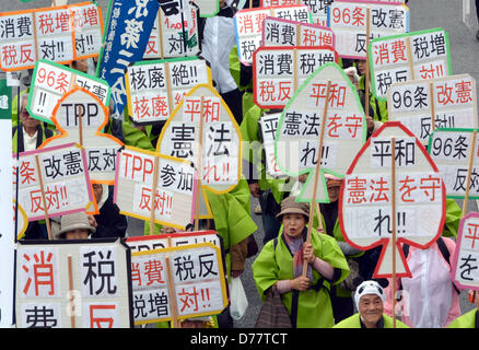 Tokio, Japan. 1. Mai 2013. Tragenden union Banner und handgemachte Schilder tragen solche Worte wie "Stop" und "Nein", nehmen Teilnehmer in einer Maikundgebung in den Straßen von Tokio in einer friedlichen Demonstration auf Mittwoch, 1. Mai 2013. Einige 32.000 Menschen nahmen an der Rallye ihre Bedenken für Steuererhöhung und Verfassungsrevision unter anderem.  (Foto von Natsuki Sakai/AFLO/Alamy Live-Nachrichten) Stockfoto