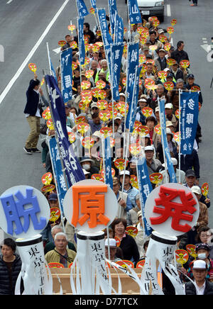 Tokio, Japan. 1. Mai 2013. Tragenden union Banner und handgemachte Schilder tragen solche Worte wie "Stop" und "Nein", nehmen Teilnehmer in einer Maikundgebung in den Straßen von Tokio in einer friedlichen Demonstration auf Mittwoch, 1. Mai 2013. Einige 32.000 Menschen nahmen an der Rallye ihre Bedenken für Steuererhöhung und Verfassungsrevision unter anderem.  (Foto von Natsuki Sakai/AFLO/Alamy Live-Nachrichten) Stockfoto