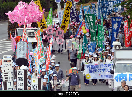 Tokio, Japan. 1. Mai 2013. Tragenden union Banner und handgemachte Schilder tragen solche Worte wie "Stop" und "Nein", nehmen Teilnehmer in einer Maikundgebung in den Straßen von Tokio in einer friedlichen Demonstration auf Mittwoch, 1. Mai 2013. Einige 32.000 Menschen nahmen an der Rallye ihre Bedenken für Steuererhöhung und Verfassungsrevision unter anderem.  (Foto von Natsuki Sakai/AFLO/Alamy Live-Nachrichten) Stockfoto