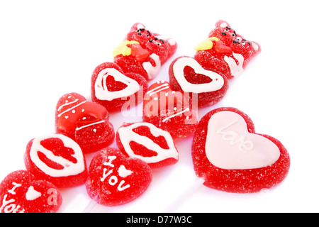 Rotes Herz Form Lutscher isoliert auf weißem Hintergrund. Stockfoto