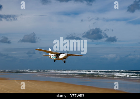 Aerial sightseeing Touren Flugzeug abheben aus siebzig fünf Meile Strand Fraser Insel Queensland Australien Stockfoto