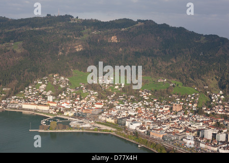 LUFTAUFNAHME. Stadt Bregenz am Fuße des Pfänderbergs und am Ostufer des Bodensees. Vorarlberg, Österreich. Stockfoto