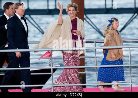 Amsterdam, Niederlande, 30. April 2013. Neue niederländische König Willem-Alexander und Königin Maxima und Kronprinzessin Amalia erreichen Muziekgebouw Aan't IJ nach des Königs Sail in Amsterdam, Niederlande, 30. April 2013. Foto: DPA/Patrick van Katwijk/Alamy Live News Stockfoto