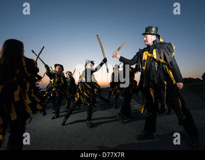 Die Wreckers Border Morris versammelten sich am Kit Hill zu begrüßen und zu tanzen, während die Sonne den großen Auftritt macht. Stockfoto