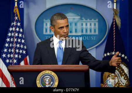 Washington, DC, USA, 30. April 2013. US-Präsident Barack Obama antwortet auf eine Frage von einem Reporter während einer Pressekonferenz in Brady Press Briefing Room im Weißen Haus in Washington, DC, USA, 30. April 2013. Bildnachweis: Shawn Thew / Pool über CNP/DPA/Alamy Live-Nachrichten Stockfoto