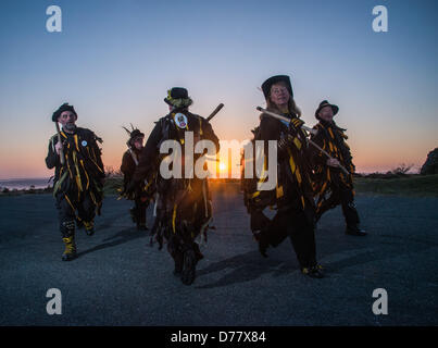 Die Wreckers Border Morris versammelten sich am Kit Hill zu begrüßen und zu tanzen, während die Sonne den großen Auftritt macht. Stockfoto