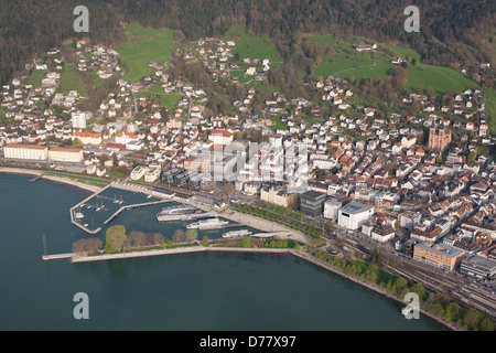 LUFTAUFNAHME. Stadt Bregenz an der Ostseite des Bodensees. Bodensee, Vorarlberg, Österreich. Stockfoto