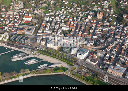 LUFTAUFNAHME. Stadt Bregenz an der Ostseite des Bodensees. Bodensee, Vorarlberg, Österreich. Stockfoto