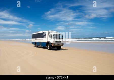 Siebzig fünf Meile Strand Fraser Insel Queensland Australien-Tour-bus Stockfoto