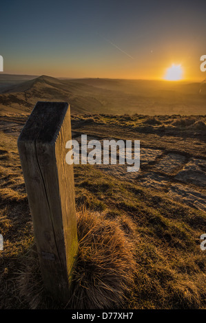 Die Sonne geht über Mam Tor und der großen Kamm im Peak District England Stockfoto