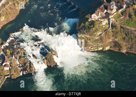 LUFTAUFNAHME. Großer Wasserfall am Rhein. Zwischen dem Kanton Schaffhausen (rechtes Ufer) und dem Kanton Zürich, Schweiz. Stockfoto