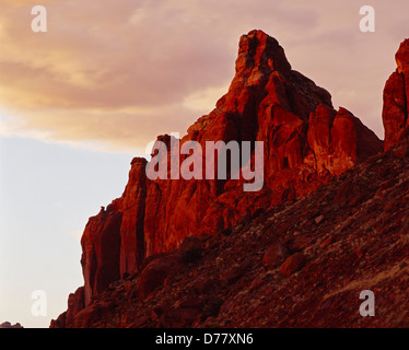 Letzte Lichteinstellung Sonne leuchtenden Sandstein Turmspitze Echo Cliffs Norden Antilope Pass Navajo Reservation Arizona. Stockfoto