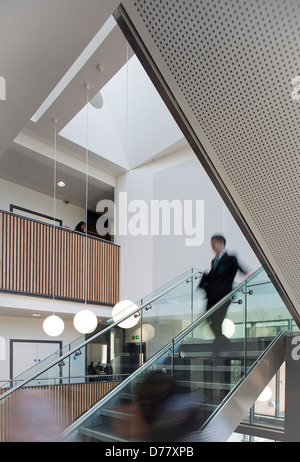 Sidney Stringer Akademie, Coventry, Coventry, Vereinigtes Königreich. Architekt: Sheppard Robson, 2012. Student auf Treppe. Stockfoto