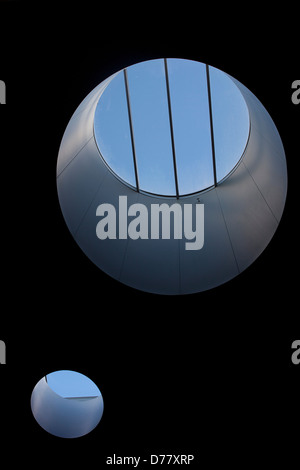 Sidney Stringer Akademie, Coventry, Coventry, Vereinigtes Königreich. Architekt: Sheppard Robson, 2012. Blick nach oben zu kreisförmigen skyligh Stockfoto