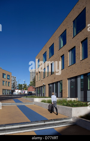 Sidney Stringer Akademie, Coventry, Coventry, Vereinigtes Königreich. Architekt: Sheppard Robson, 2012. Perspektive der Schule Fassade und Stockfoto