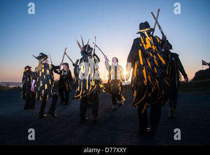 Die Wreckers Border Morris versammelten sich am Kit Hill zu begrüßen und zu tanzen, während die Sonne den großen Auftritt macht. Stockfoto