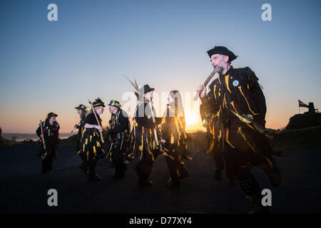 Die Wreckers Border Morris versammelten sich am Kit Hill zu begrüßen und zu tanzen, während die Sonne den großen Auftritt macht. Stockfoto