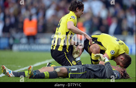 Santiago-Bernabéu-Stadion, Spanien, 30 April 2013.Dortmund's Neven Subotic (L) mit Torhüter Roman Weidenfeller und Sebastian Kehl (oben) in das Halbfinale der UEFA Champions League Fußballspiel zwischen Borussia Dortmund und Real Madrid im Santiago-Bernabéu-Stadion, Spanien, 30. April 2013 zum anderen Bein. Foto: Federico Gambarini/Dpa/Alamy Live News Stockfoto