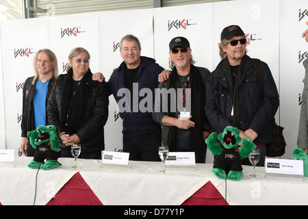 Gitarrist Steve Morse (L-R), geben Schlagzeuger Ian Paice, Sänger Ian Gillan, Bassist Roger Glover und Organist Don Airey der britischen Rockgruppe "Deep Purple" eine Pressekonferenz vor ein Open Air Konzert in Ischgl, Tirol, Österreich, 30. April 2013. Foto: Felix Hoerhager Stockfoto