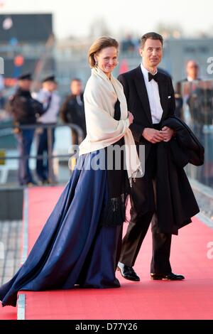 Erbliche Prinzessin von Liechtenstein, Sophie und erblichen Fürsten von Liechtenstein, Alois Muziekgebouw Aan't IJ nach des Königs Sail in Amsterdam, Niederlande, 30. April 2013 erreichen. Foto: Patrick van Katwijk Stockfoto