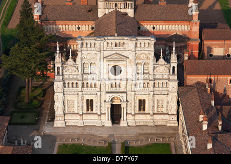 LUFTAUFNAHME. Kartäuserkloster südlich von Mailand, in der Poebene. Certosa di Pavia, Provinz Pavia, Lombardei, Italien. Stockfoto