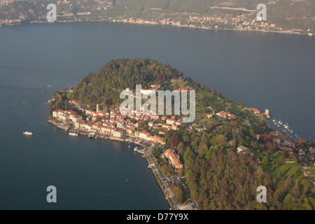 LUFTAUFNAHME. Die Stadt Bellagio am Comer See. Provinz Como, Lombardei, Italien. Stockfoto