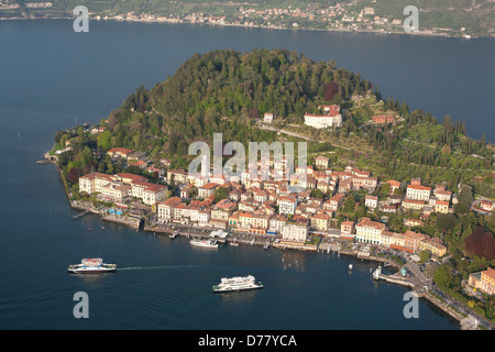 LUFTAUFNAHME. Die Stadt Bellagio am Comer See. Provinz Como, Lombardei, Italien. Stockfoto