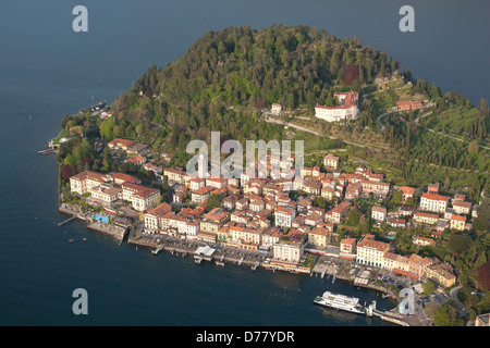 LUFTAUFNAHME. Die Stadt Bellagio am Comer See. Provinz Como, Lombardei, Italien. Stockfoto