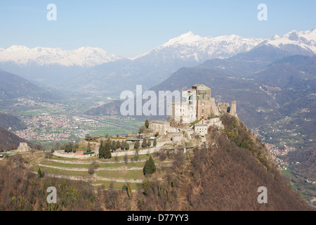 LUFTAUFNAHME. Abbey auf einem felsigen Vorgebirge, hoch über dem Susa-Tal. Sacra di San Michele, Metropolregion Turin, Piemont, Italien. Stockfoto