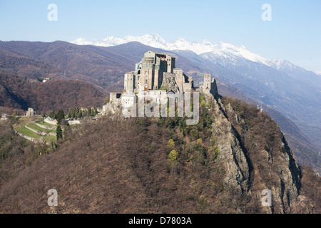 LUFTAUFNAHME. Abbey auf einem felsigen Vorgebirge, hoch über dem Susa-Tal. Sacra di San Michele, Metropolregion Turin, Piemont, Italien. Stockfoto