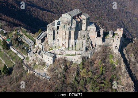 LUFTAUFNAHME. Abbey auf einem felsigen Vorgebirge, hoch über dem Susa-Tal. Sacra di San Michele, Metropolregion Turin, Piemont, Italien. Stockfoto