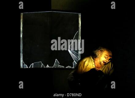 Juergen Linn als Zwerg Alberich ergreift das Rheingold aus die drei Rheintöchter während einer Präsentation von Wagners Rheingold in Leipzig, Deutschland, 30. April 2013. Die Oper, die das erste Stück von Richard Wagners "der Ring des Nibelungen" ist, wird am 04 Mai premiere. Foto: Jan Woitas Stockfoto