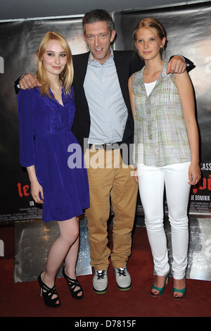 Deborah Francois, Vincent Cassel und Josephine Japy Screening für "Le Moine" statt im UGC Kino Les Halles - Paris eingetroffen, Stockfoto