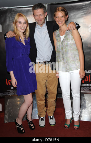 Deborah Francois, Vincent Cassel und Josephine Japy Screening für "Le Moine" statt im UGC Kino Les Halles - Paris eingetroffen, Stockfoto