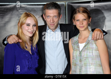 Deborah Francois, Vincent Cassel und Josephine Japy Screening für "Le Moine" statt im UGC Kino Les Halles - Paris eingetroffen, Stockfoto