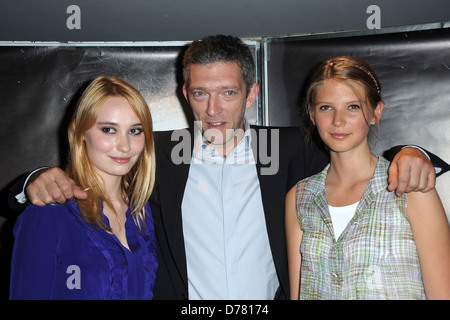 Deborah Francois, Vincent Cassel und Josephine Japy Screening für "Le Moine" statt im UGC Kino Les Halles - Paris eingetroffen, Stockfoto