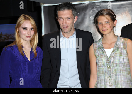 Deborah Francois, Vincent Cassel und Josephine Japy Screening für "Le Moine" statt im UGC Kino Les Halles - Paris eingetroffen, Stockfoto