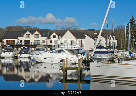 Boote in Windermere Marina Village, Lake Windermere, in der Nähe von Bowness, Cumbria, England UK Stockfoto