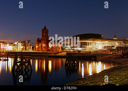 Cardiff Bay in der Dämmerung zeigt das Senedd, das Pierhead Building und das Wales Millennium Centre, Bucht von Cardiff, Wales, UK Stockfoto