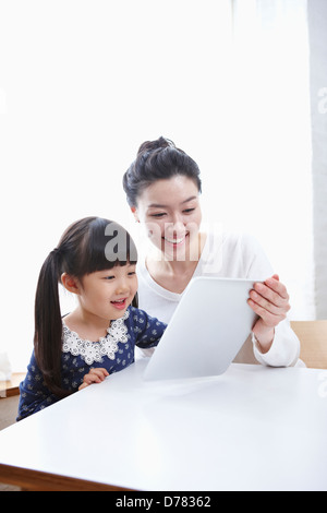 Mutter und Tochter mit tablet-PC zusammen Stockfoto