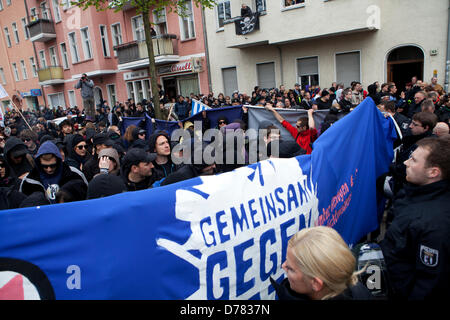 Berlin, Deutschland. Rund 4000 Demonstranten protestierten gegen die politischen Partei NDP Demonstration, die am 1. Mai in Berlin stattfinden wird. Credit: Rey T. Byhre Alamy Live News Stockfoto