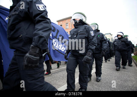 Berlin, Deutschland. Starker Polizeipräsenz rund 4000 Demonstranten protestierten gegen die politischen Partei NDP Demonstration, die am 1. Mai in Berlin stattfinden wird. Credit: Rey T. Byhre Alamy Live News Stockfoto