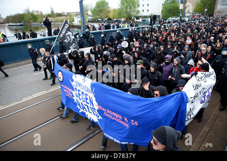 Berlin, Deutschland. Rund 4000 Demonstranten protestierten gegen die politischen Partei NDP Demonstration, die am 1. Mai in Berlin stattfinden wird. Credit: Rey T. Byhre Alamy Live News Stockfoto